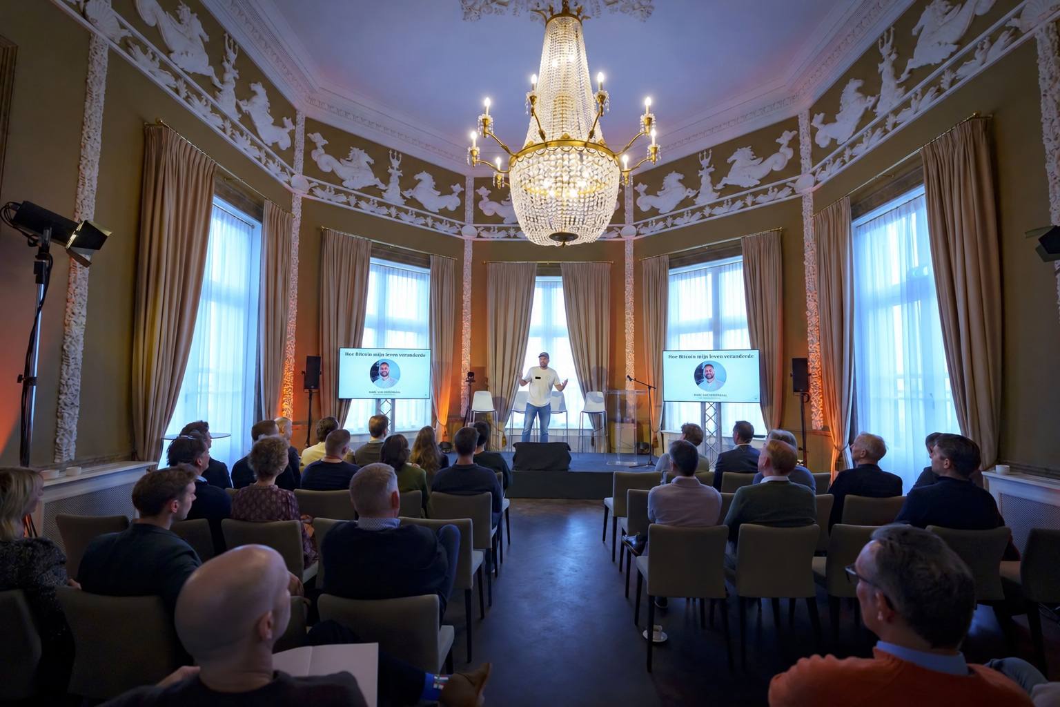 Volle zaal met kroonluchters tijdens Connect in Paviljoen de Witte