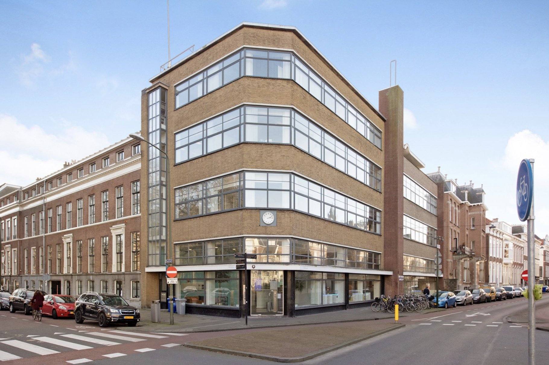 Kantoorgebouw aan de Zeestraat 100 in Den Haag